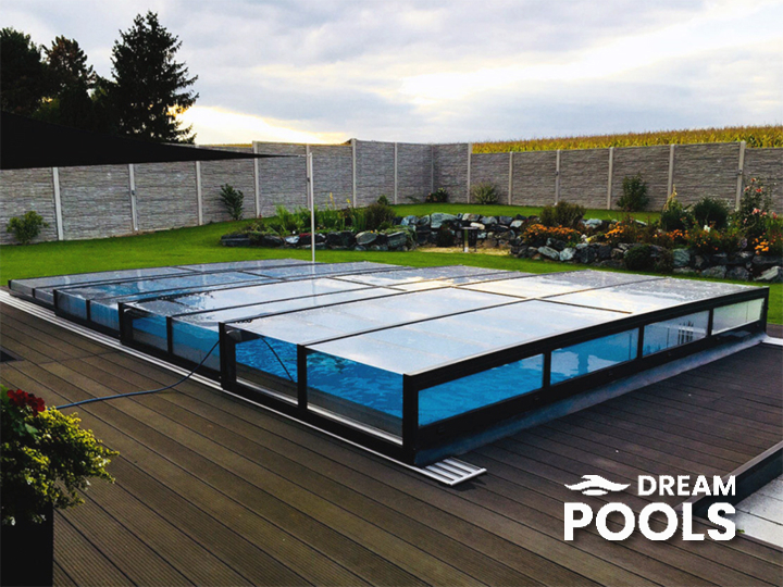 Deluxe+ cover from DreamPools with one rail polycarbonate filling without upper frame