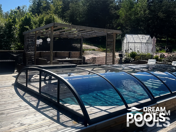Elegance+ pool enclosure from DreamPools delivered in the box for self installation. Aluminium profiles, clear polycarbonate, extra rails, side door.
