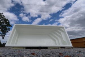 Glasfiberpool Donar 6,50 x 3,00 x 1,55 m är ett utmärkt förslag för svenska familjer.