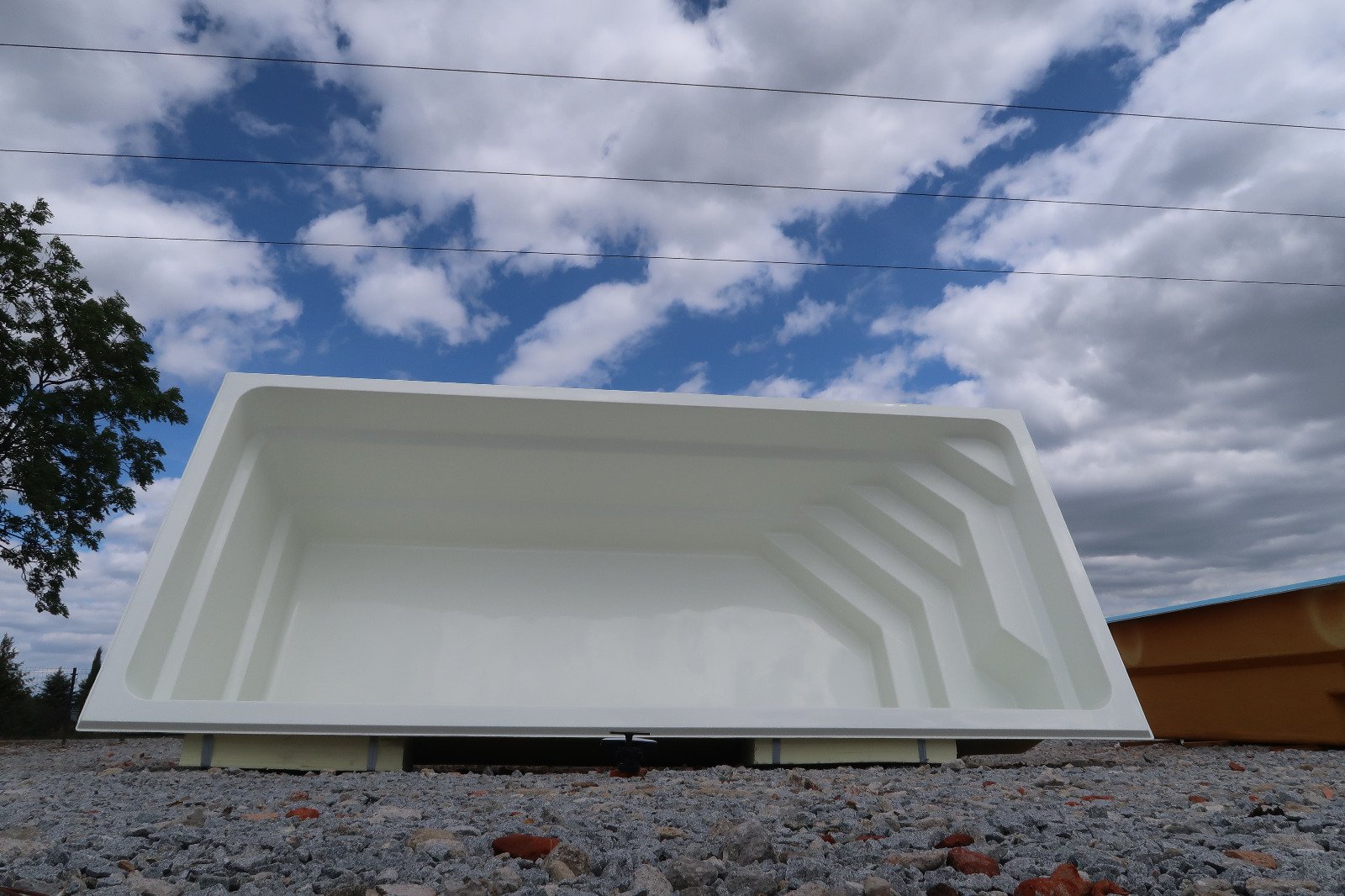 Glasfiberpool Donar 6,50 x 3,00 x 1,55 m är ett utmärkt förslag för svenska familjer.