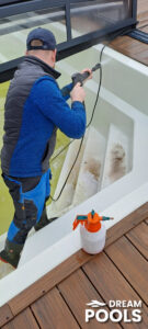 het schoonmaken van een polyester zwembad na de winter