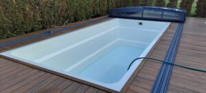 rengöring av en polyesterpool från DreamPools inför säsongen