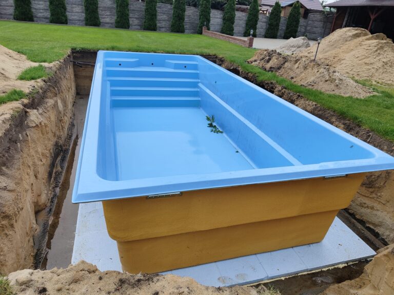 Venice polyester zwembad 8,50 x 3,70 x 1,55 m van DreamPools geplaatst in een sleuf en voorbereid voor installatie